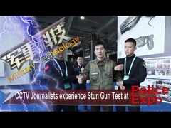 Des journalistes de CCTV ont fait l'expérience d'un test de stun gun à l'exposition de police