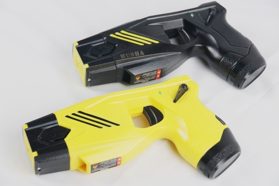 Une lampe de poche électrique, une arme de police, une arme de police pour les forces de l'ordre.