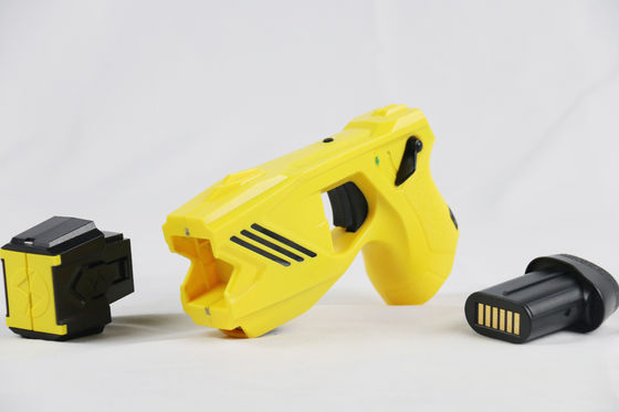 Pistolet électrique IP57 étanche à l'eau avec tension de sortie 55KV et batterie rechargeable pour les forces de l'ordre